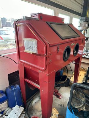 une machine rouge qui se trouve dans un garage
