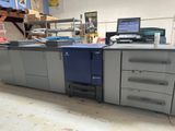 une photo d'une salle informatique équipée de nombreux appareils