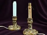une paire de bougies anciennes en laiton sur un fond de velours violet
