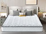 un lit avec un matelas et des oreillers blancs dans une chambre