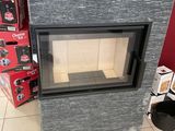 une cheminée au milieu d'un magasin rempli de cartons de pizza