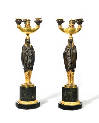 paire de bougeoirs anciens en bronze et marbre, sur des socles en marbre