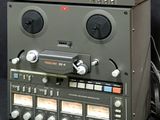 une radio posée sur une table