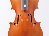 gros plan d'un violon avec un archet sur fond blanc