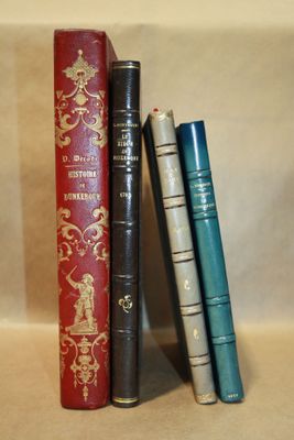 trois livres posés l'un à côté de l'autre sur une table