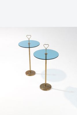 paire de tables d'appoint de style « mid-century modern » en laiton et verre bleu