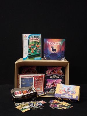 beaucoup de cartes et de jeux dans une boîte en carton