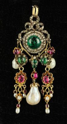 Broche en or et en argent ornée de cabochons d'émeraudes, de…
