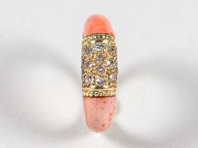 une image représentant une bague de couleur corail sertie de diamants