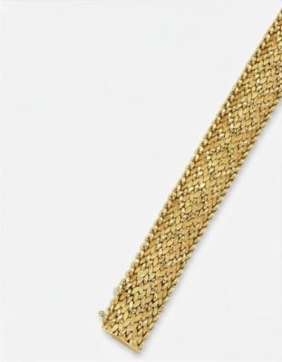 un bracelet en or avec un fermoir sur fond blanc