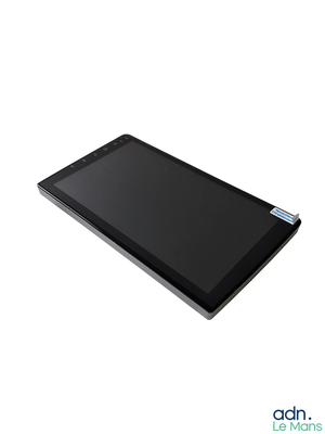 une tablette posée sur une surface blanche