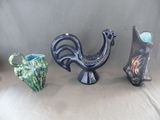 trois vases posés sur une table