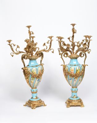 une paire de vases bleus et dorés ornés de fleurs et de feuilles