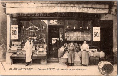 deux femmes debout devant un magasin qui vend du vin