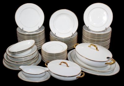 beaucoup d'assiettes empilées les unes sur les autres
