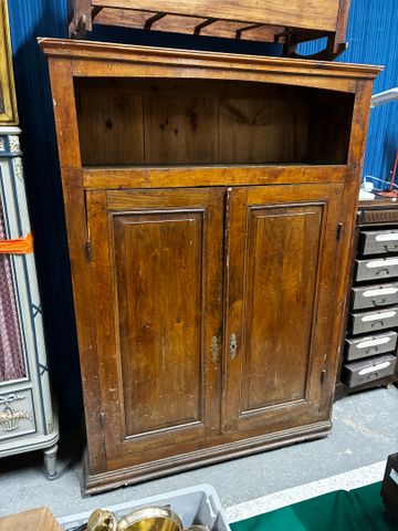 Buffet rustique ouvrant à deux portes et une niche en partie haut...