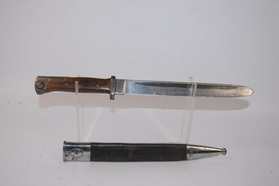 deux types de couteaux différents exposés sur une table
