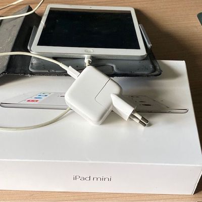 une boîte sur laquelle se trouvent un chargeur et un téléphone portable