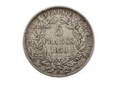 gros plan d'une pièce de monnaie sur fond blanc