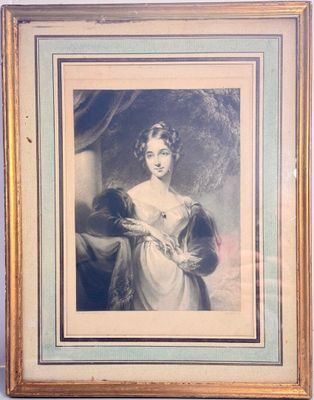 Gravure représentant un portrait de femme, vêtue d'une robe …
