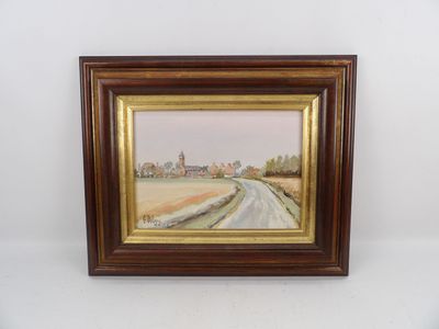 une peinture à l'huile représentant une route de campagne avec des maisons au loin