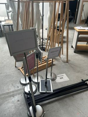 une grande variété d'œuvres d'art exposées