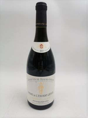 une bouteille de vin posée sur une table