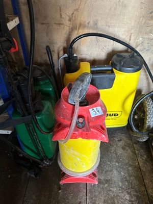 un aspirateur jaune et rouge et un aspirateur jaune et vert