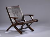 une vieille chaise en bois avec une plaque métallique sur le dossier