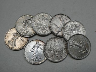 quelques pièces d'argent empilées les unes sur les autres sur une table