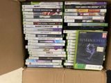 plein de jeux vidéo dans une boîte posée par terre