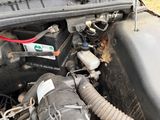 un gros plan du moteur d'une voiture, le capot ouvert