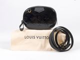 sac Louis Vuitton noir avec une bandoulière en cuir noir et des finitions dorées