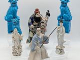 cinq figurines représentant des personnages asiatiques sont exposées