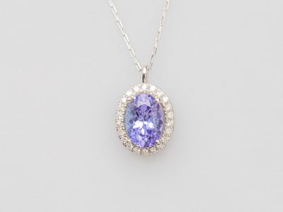un pendentif en tanzanite et diamants monté sur une chaîne