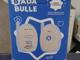 une boîte contenant le matériel audio d'un babyphone, posée sur une table