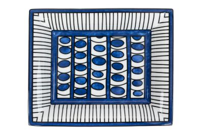 assiette carrée bleue et blanche ornée d'un motif de cercles
