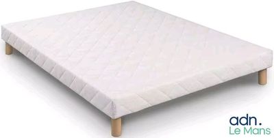 Le matelas est en mousse et possède des pieds en bois.