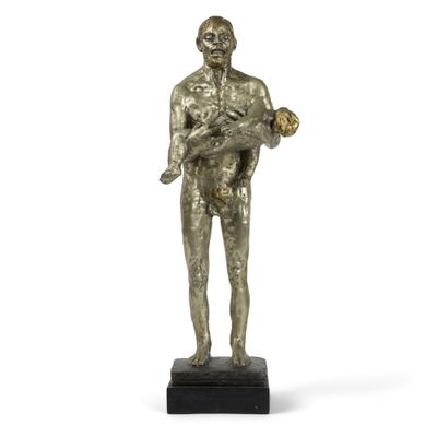 une image représentant une statue en bronze d'un homme tenant un bébé dans ses bras