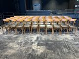 un grand nombre de chaises dans une pièce