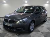 la voiture grise est garée dans le garage sur le sol en damier