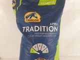 un sac de nourriture posé sur une table