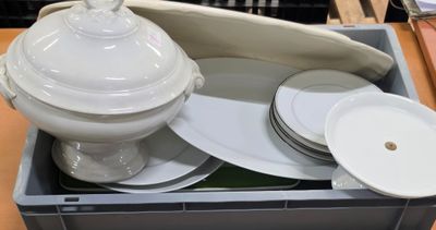 une boîte contenant de nombreuses assiettes et bols