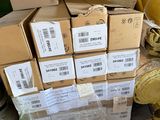 une pile de cartons, les uns sur les autres, posée par terre dans une pièce