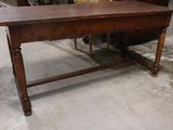 une table en bois sur laquelle est posé un panier