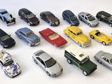 un grand nombre de voitures-jouets qui se trouvent sur la table