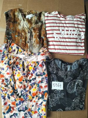 une boîte remplie de vêtements, avec une étiquette posée dessus