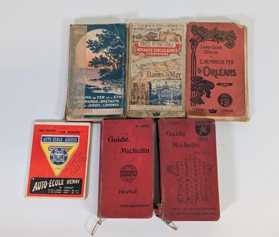 plusieurs livres sont empilés sur une table