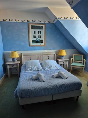 SUR DÉSIGNATION Lit et literie, deux chevets, deux lampes, t…