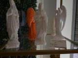 trois statues d'anges exposées dans une vitrine